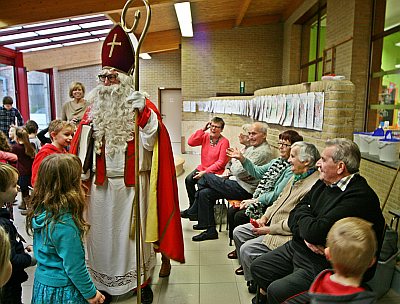 SINTERKLAAS EN SENIOREN VAN DE PASTORIJ OP BEZOEK IN DE PAPAVER