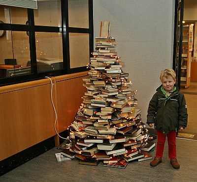 UNIEKE KERSTBOOM IN DE MALDEGEMSE BIBLIOTHEEK