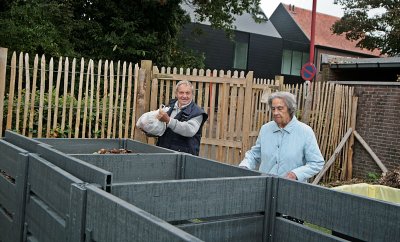 STEEDS MEER MENSEN VINDEN HUN WEG NAAR HET COMPOSTPAVILJOEN