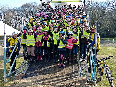 KIDS GENOTEN VAN HUN CYCLOCROSS