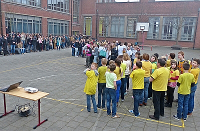 MEVR. COURTMANSSCHOOL SPEELDE ZELF ZONSVERDUISTERING