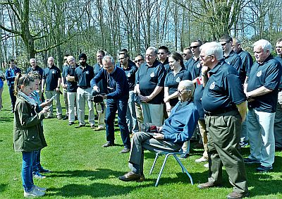 CANADEES OORLOGSVETERAAN EN DE SCHAKEL OP HET CANADEES KERKHOF