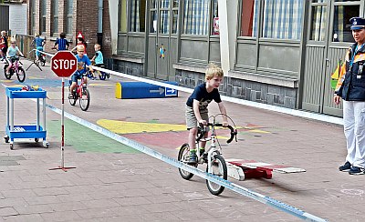 SPORT EN SPEL VOOR DE KLEUTERS VAN DE V B S DE PAPAVER