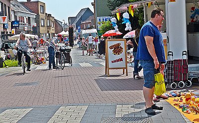 ADEGEMKERMIS BEGON ONDER EEN STRALENDE ZON