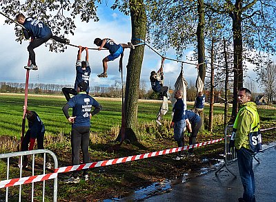 BOOMSTAMMEN GESTOLEN OP PARCOURS SURVIVALRUN