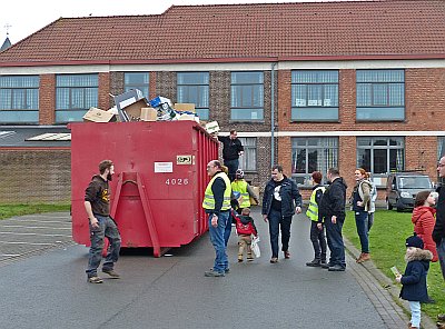 DE PAPAVER ZAMELDE TWEE CONTAINERS PAPIER IN