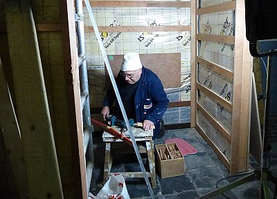 HET OPENBAAR TOILET IN DE KERK KOMT ER AAN