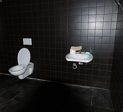 HET TOILET IS BIJNA KLAAR