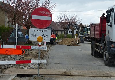 ZELFS VOOR DE FIETSERS IS HET GEVAARLIJK OP HET KRUISKEN