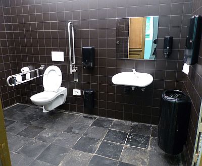 HET OPENBAAR TOILET KAN GEBRUIKT WORDEN ALS DE KERK OPEN IS