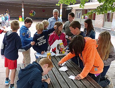 DE PAPAVER NAM AFSCHEID VAN HET SCHOOLJAAR EN DIRECTEUR DE KEZEL