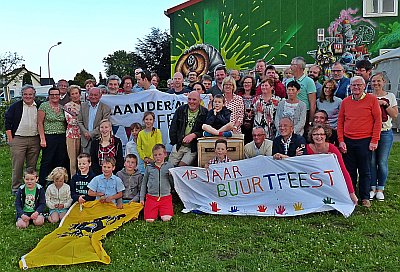 KAMPVUUR, GEZANG EN BURENBIB OP 15DE BUURTFEEST