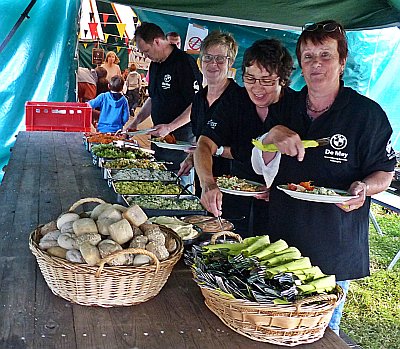 HEULENDONK ROND DE FEESTTAFEL