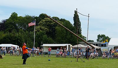 ADEGEM BLIKT TERUG OP EEN ZONNIGE EN GESLAAGDE KERMIS