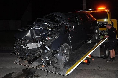 AUTO UIT DE BOCHT CHAUFFEUR LICHT GEWOND