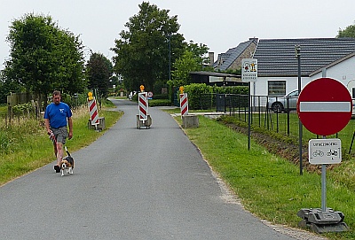 BETONBLOKKEN TEGEN SLUIPVEKEER IN DE OUDE AARDENBURGSE WEG