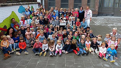 JUFFROUW KATRIEN NAM AFSCHEID VAN DE KLEUTERS VAN DE PAPAVER