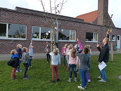 GBS DE KRUIPUIT WANDELDE ZIJN BOOMPAD IN