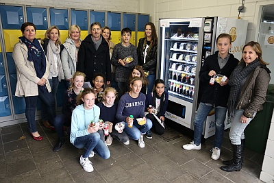 ZUSTERS MARICOLEN EERSTE SCHOOL MET FRUITAUTOMAAT OP SPEELPLAATS