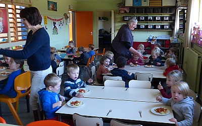 GBS DE KRUIPUIT MOEST ZELF ZIJN POTJE KOKEN