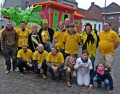 DE LAPPERKES STELDEN HUN CARNAVALSWAGEN VOOR