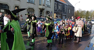 SINGING IN THE RAIN TIJDENS SCHOOL-CARNAVALSTOETEN