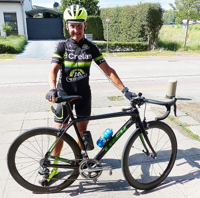 JAN CLAEYS RIJDT MET EEN FIETS VAN SVEN NYS