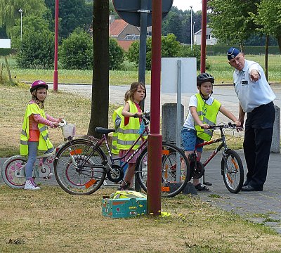 DE FIETS IN HET VERKEER STOND CENTRAAL IN DE PAPAVER