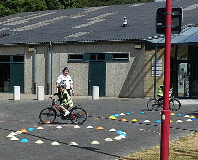 DE FIETS IN HET VERKEER STOND CENTRAAL IN DE PAPAVER