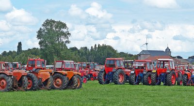 DEMONSTRATIES MET RETRO TRACTOREN EN MOTOREN