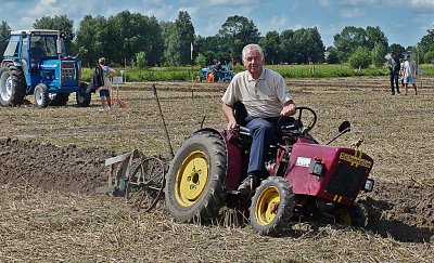 DEMONSTRATIES MET RETRO TRACTOREN EN MOTOREN