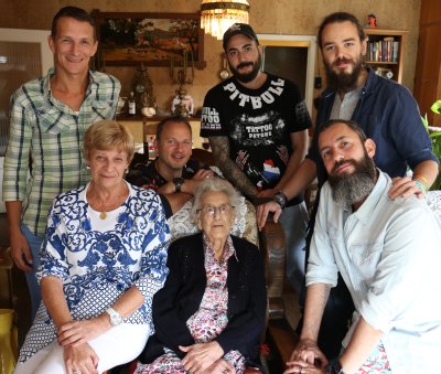 SUZANNE VANDECASTEELE VIERDE HAAR 100STE VERJAARDAG