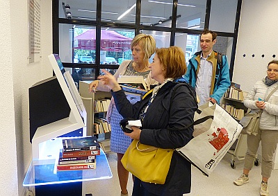 VERNIEUWDE BIBLIOTHEEK OPENDE ZIJN DEUREN