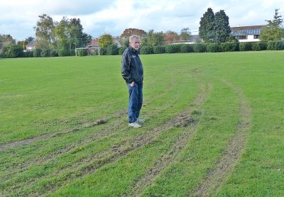 WIE BESCHADIGDE HET VOETBALVELD ACHTER IN SINT ANNAPARK?