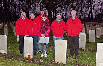 ER BRANDDEN VEEL LICHTJES OP DE OORLOGSGRAVEN