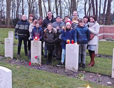 ER BRANDDEN VEEL LICHTJES OP DE OORLOGSGRAVEN