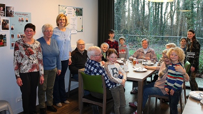 OP LICHTMIS WERDEN IN DE VBS DE PAPAVER PANNENKOEKEN GEBAKKEN