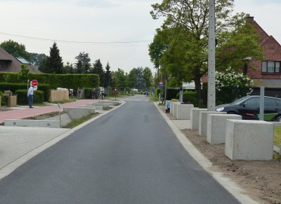 BETONBLOKKEN IN DE VEBRANDEN BOS