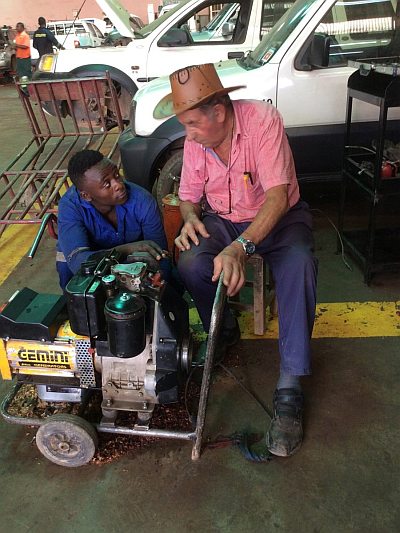 LEON DE SCHEPPER HERSTELT TRAKTOREN, MACHINES EN MOTOREN IN CONGO