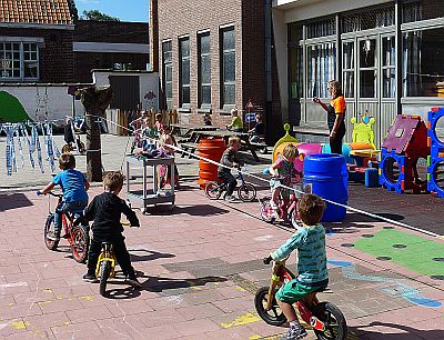 KLEUTERS VAN DE PAPAVER LEERDEN FIETSEN EN VERKEERSTEKENS