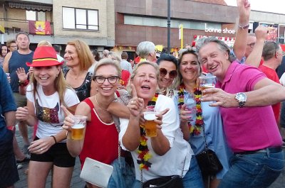 VECHTPARTIJEN ONTSIEREN VOETBALFEEST OP DE MARKT