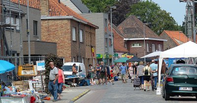 ROMMELMARKT ONDER EEN STRALENDE ZON