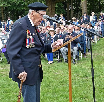 Sidney Cole leest de Act of Remembrance voor