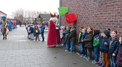 SINTERKLAAS BRACHT LAMMETJES MEE NAAR GBS DE KRUIPUIT