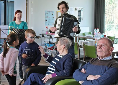 DE TIJD VAN TOEN BIJ DE SENIOREN ONDER DE TOREN