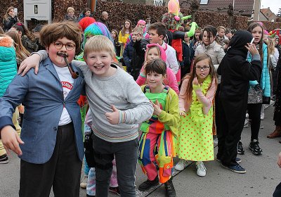 BIJ DE PAPAVER TROKKEN ZE DANSEND DE KROKUSVAKANTIE IN