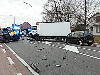 PRINS BOUDEWIJNLAAN TWEE UUR AFGESLOTEN NA ZWAAR VERKEERSONGEVAL