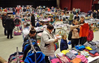 NA DE TWEEDEHANDSBEURS: DE PAASEIERENRAAP