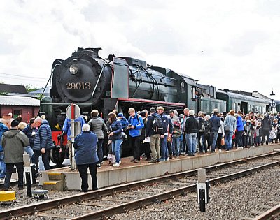 STOOMLOCOMOTIEF 29013 RUKT NOG EENS UIT