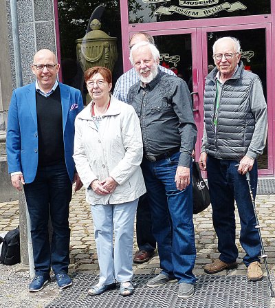 CANADESE FAMILIE HERENIGDE ERETEKENS MET LEGERUNIFORM VAN VADER